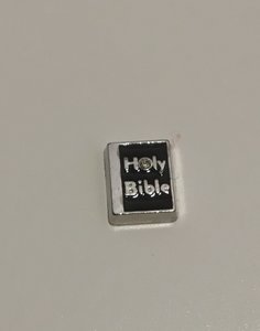 Holy Bible voor Floating Locket